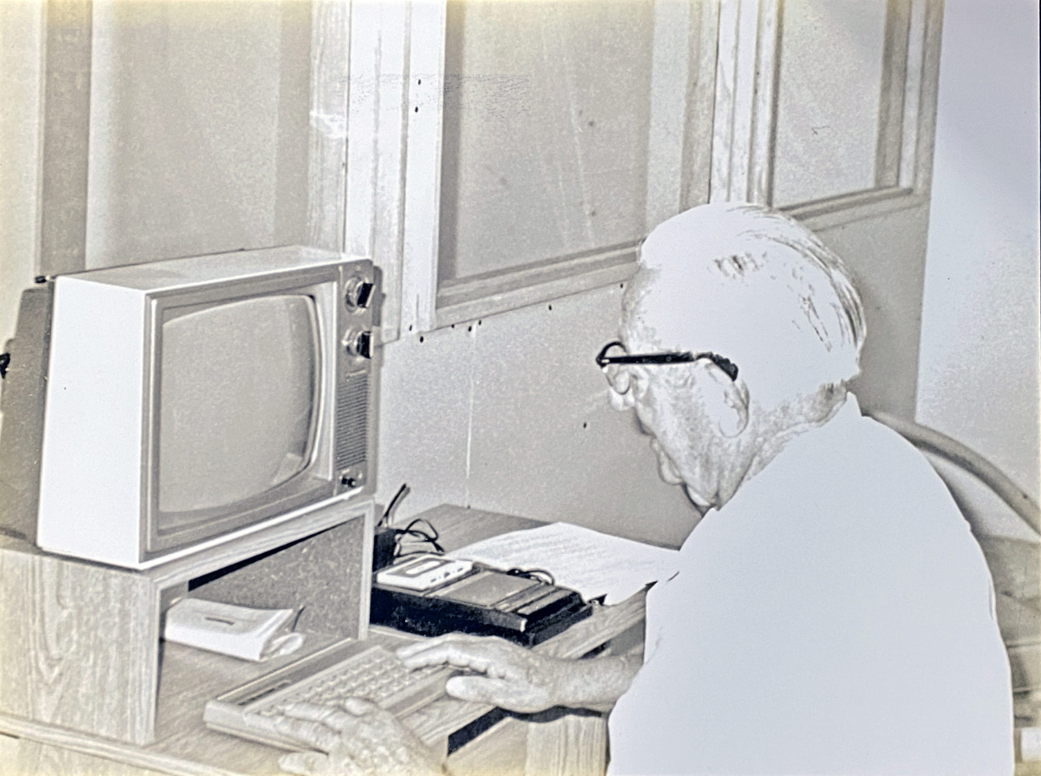George Tenney using Sanibel Public Library's first computer